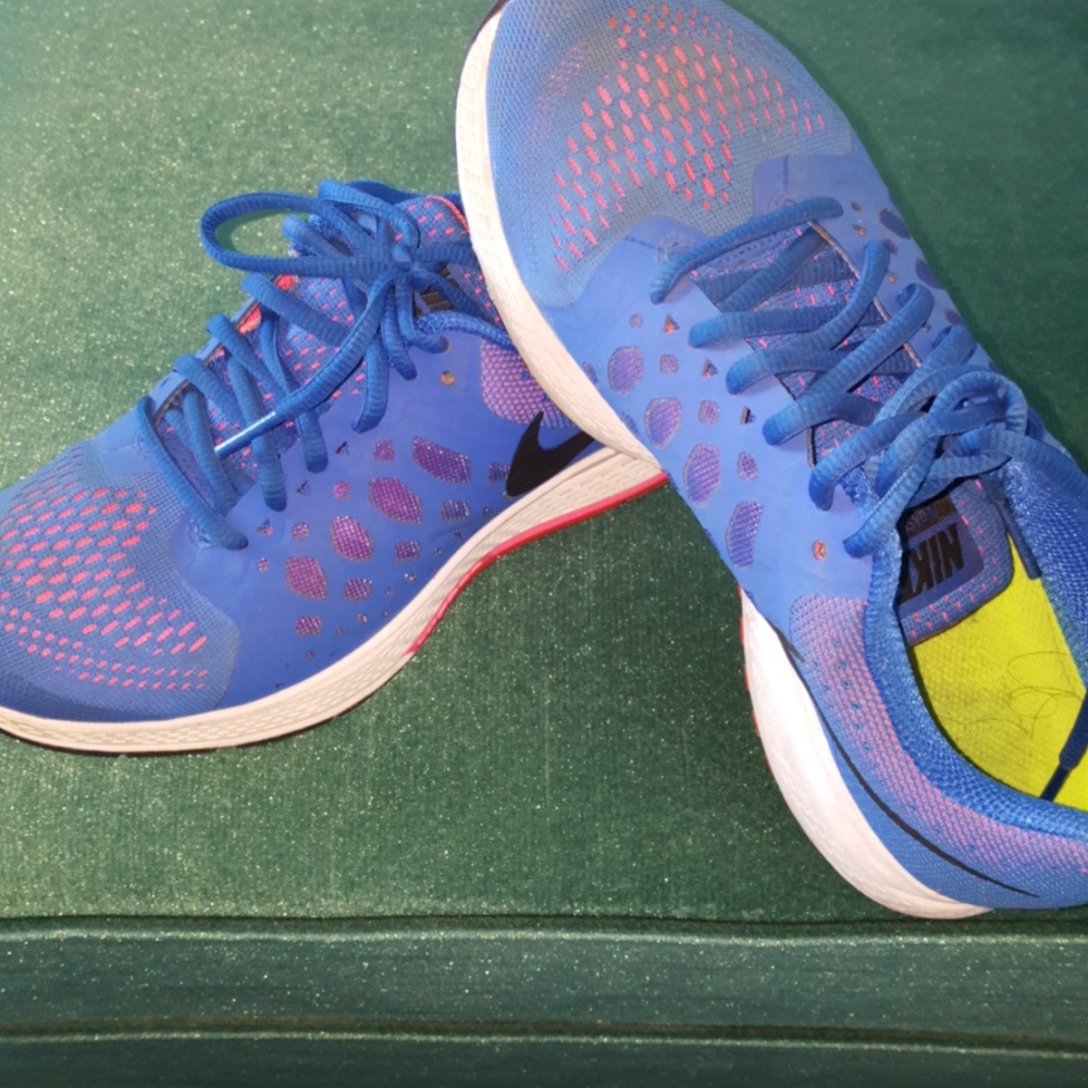 Back to school Nike sneakers for gym & walk